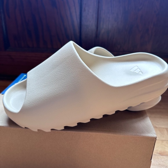 Yeezy/Bone/Size 12M New with box
